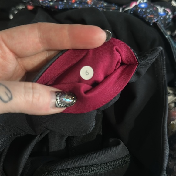 LuluLemon black on black flower crops - Picture 4 of 5